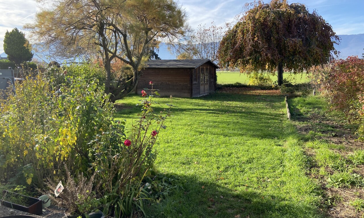 jardin avec pelouse, day time, structure extérieure, from property, et abri