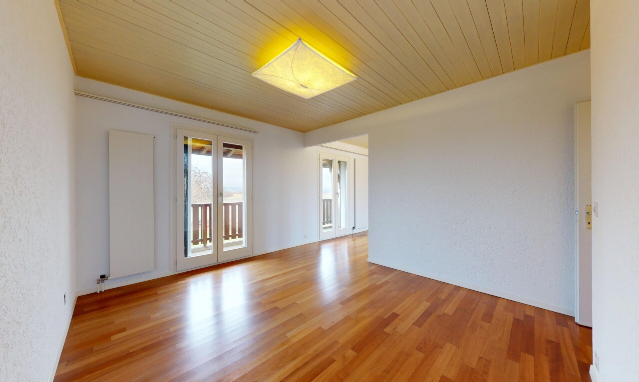 pièce vide avec inside property, natural light, lumière naturelle, wood finish floor, et sol en finition bois