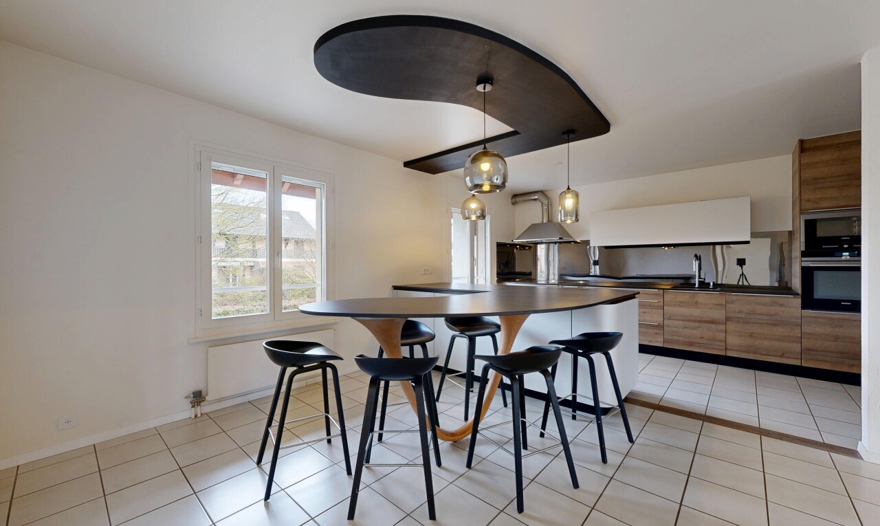 cuisine avec bar de cuisine, inside property, armoires marron moyen, drywall, et cloison sèche