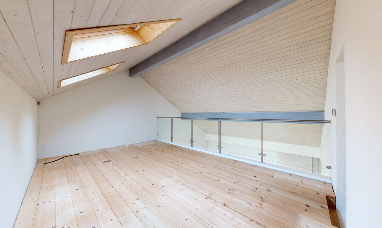 pièce vide avec puits de lumière, wood finish floor, sol en finition bois, pièce supplémentaire, et hardwood floor