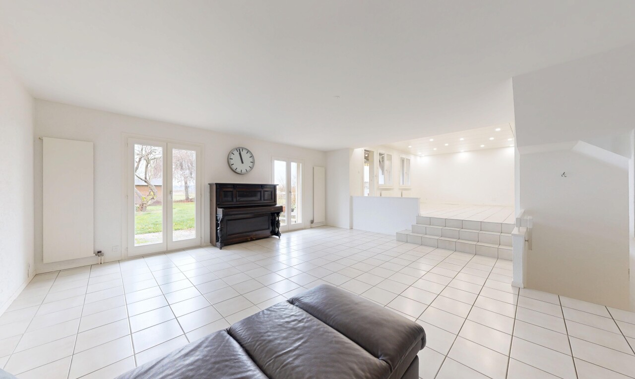 salon avec inside property, tile floor, sol en carrelage, drywall, et cloison sèche