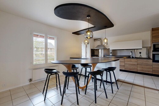 cuisine avec bar de cuisine, inside property, armoires marron moyen, drywall, et cloison sèche