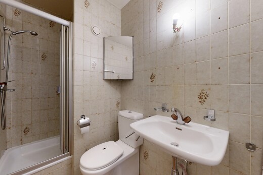 salle de bains avec salle de bain complète, toilette, tile wall, mur en carrelage, et inside property