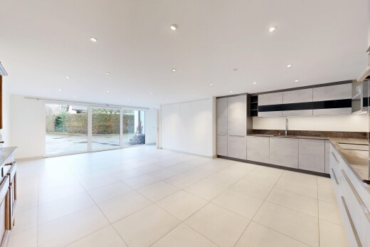 cuisine avec inside property, natural light, lumière naturelle, floor ceiling windows, et fenêtres du sol au plafond