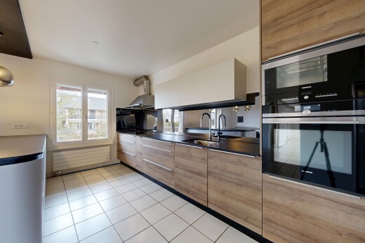 cuisine avec armoires à panneau plat, tile floor, sol en carrelage, inside property, et natural light