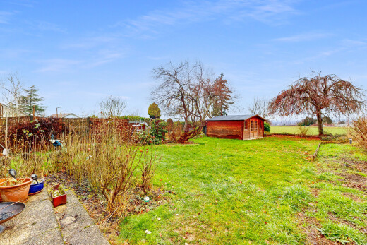 jardin avec pelouse, clôture, day time, structure extérieure, et from property