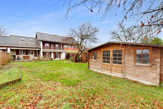 façade avec property visible, structure extérieure, pelouse, day time, et bardage horizontal