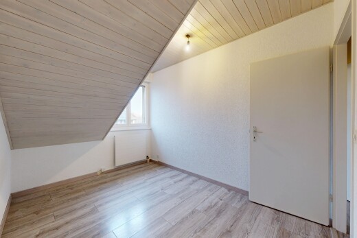 pièce vide avec vaulted ceiling, plafond voûté, wood ceiling, plafond en bois, et wood finish floor