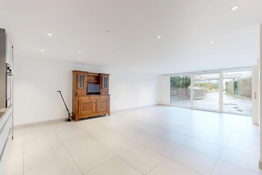 pièce vide avec inside property, drywall, cloison sèche, floor ceiling windows, et fenêtres du sol au plafond