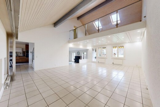 pièce vide avec inside property, beamed ceiling, plafond à poutres, high ceiling, et plafond haut