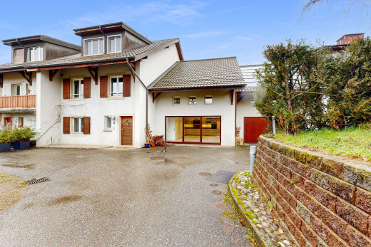 façade avec allée, day time, bardage en stuc, et property visible