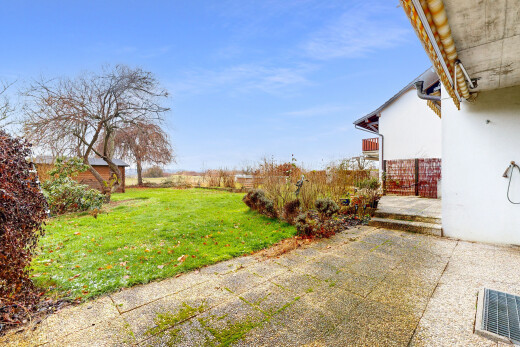 jardin avec pelouse, from property, terrasse, et day time