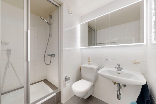 salle de bains avec douche, toilette, salle de bain complète, tile wall, et mur en carrelage