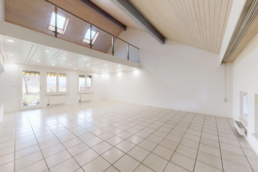 pièce vide avec high ceiling, plafond haut, natural light, lumière naturelle, et beamed ceiling