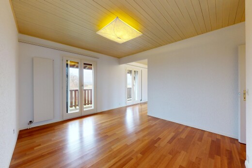 pièce vide avec inside property, natural light, lumière naturelle, wood finish floor, et sol en finition bois