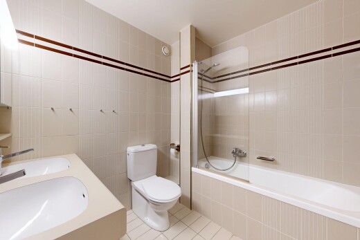 salle de bains avec salle de bain complète, douche-bain combinés, tile floor, sol en carrelage, et toilette