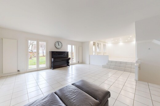 salon avec inside property, tile floor, sol en carrelage, drywall, et cloison sèche