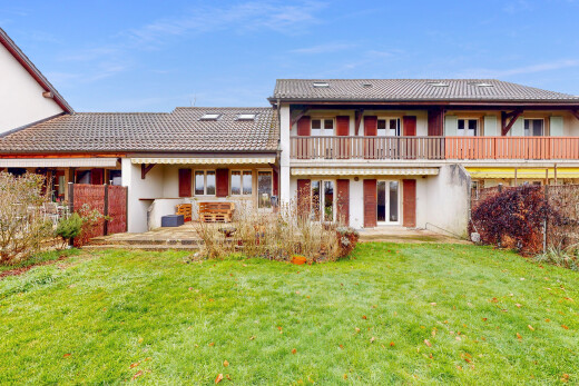 façade avec terrasse, pelouse, property visible, clôture, et day time