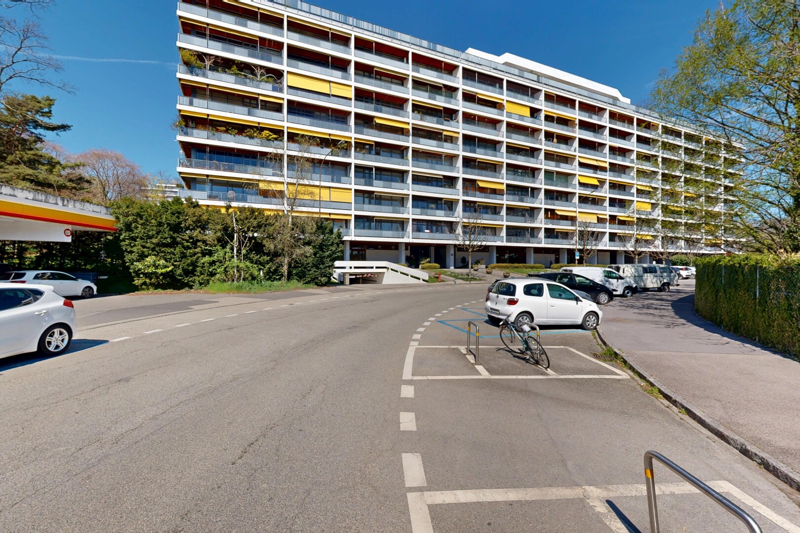 außenansicht mit apartment complex view, blick auf wohnanlage, day time, und from community