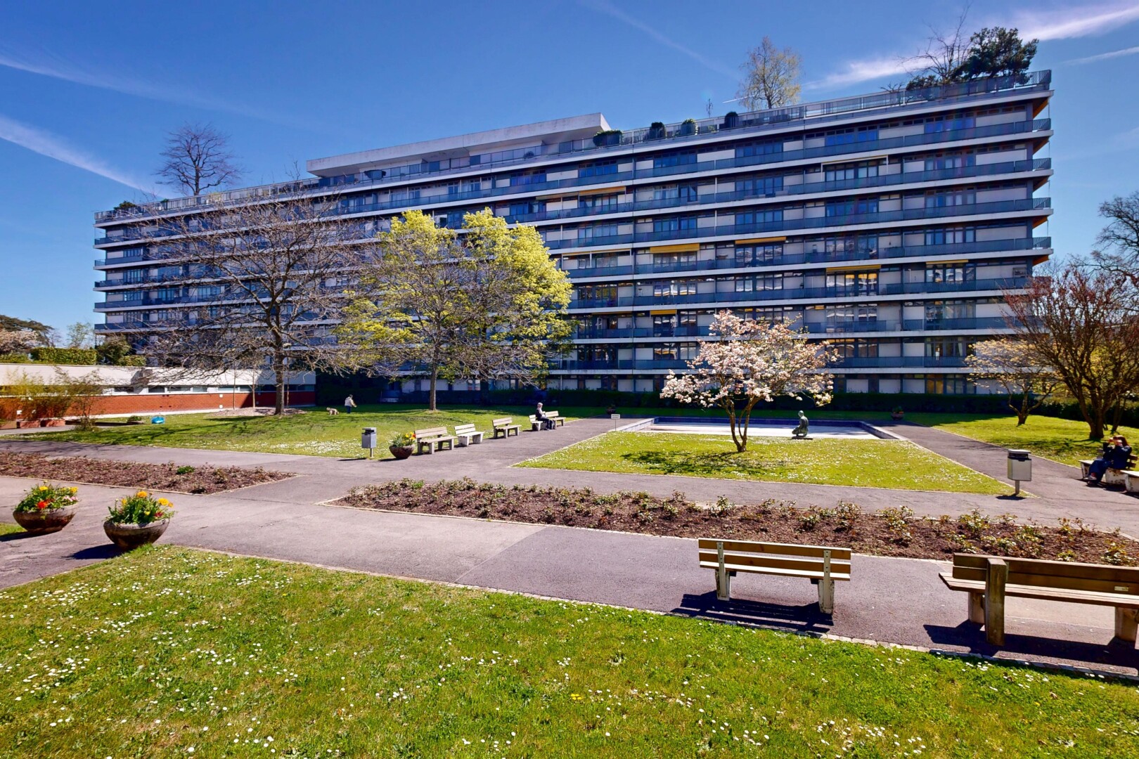 außenansicht mit day time, blick auf wohnanlage, apartment complex view, und from community