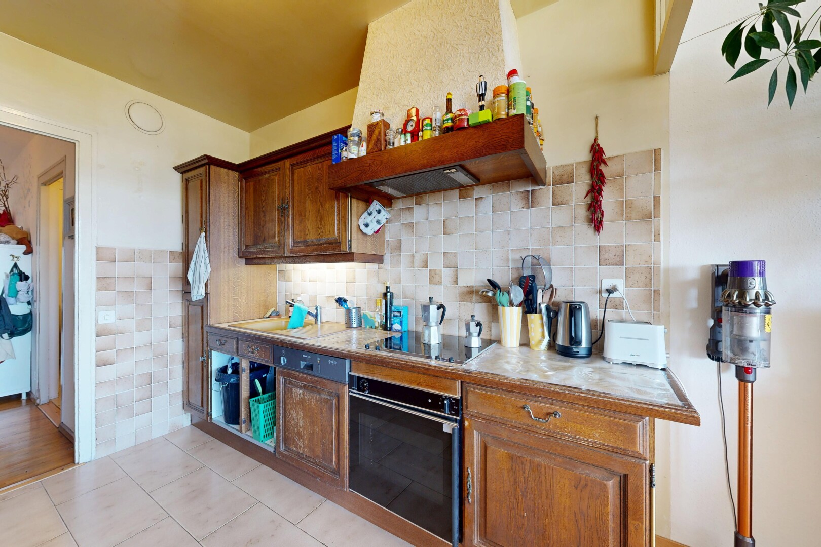 küche mit wood edge countertops, dunstabzugshaube, ofen, tile floor, und fliesenboden