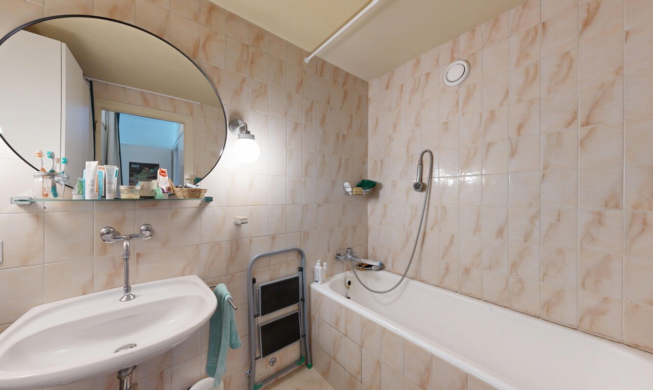 bad mit tile wall, fliesenwand, spiegel, waschbecken, und kombiniertes bad / dusche