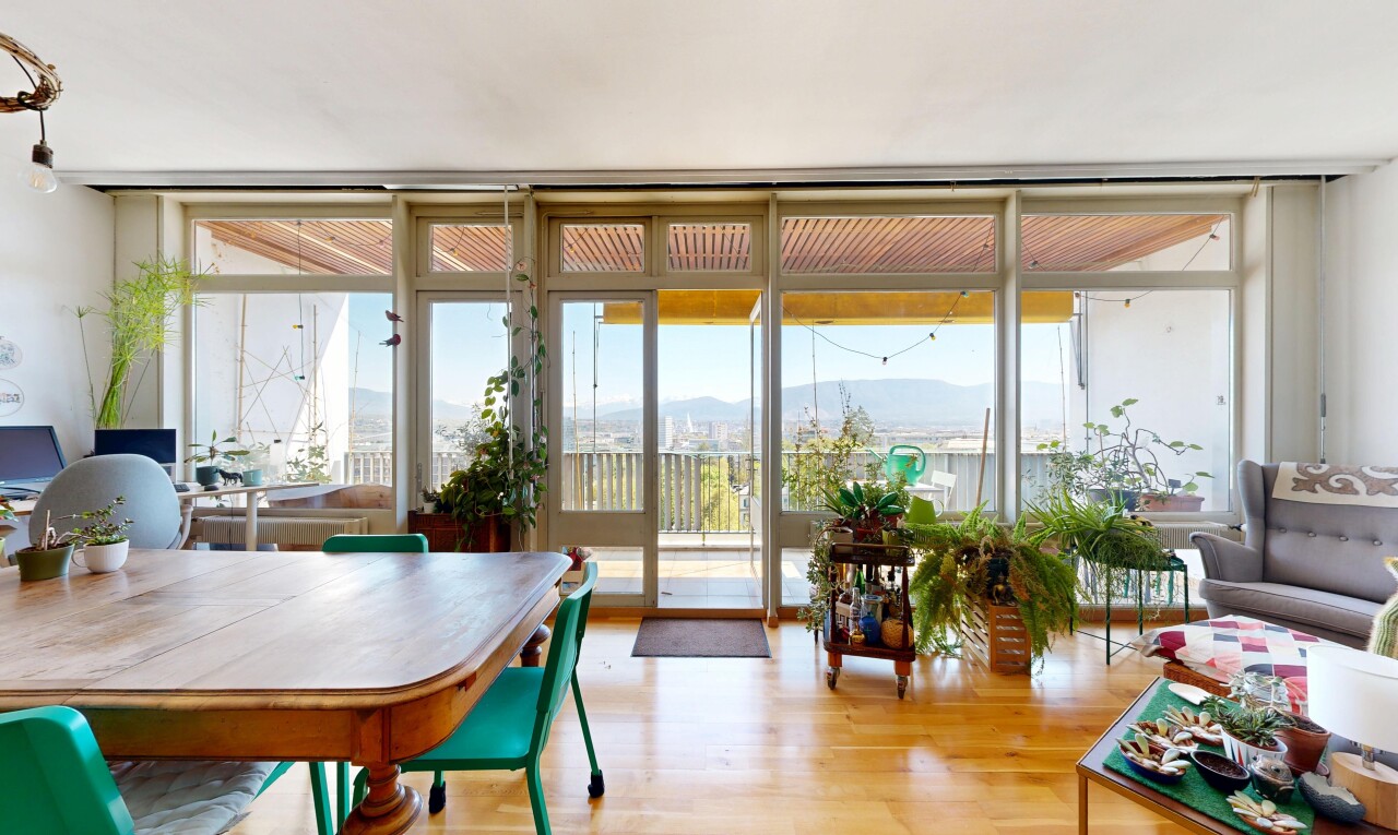 wohn- / esszimmer mit holzfußboden, wood finish floor, natürliches licht, natural light, und blick auf die berge