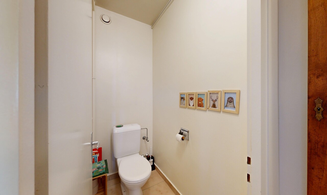 bad mit toilette, inside property, gipskartonwand, drywall, und sockelleisten
