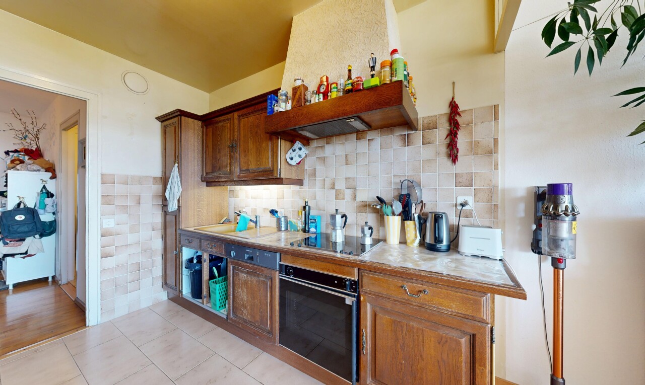 küche mit wood edge countertops, dunstabzugshaube, ofen, tile floor, und fliesenboden