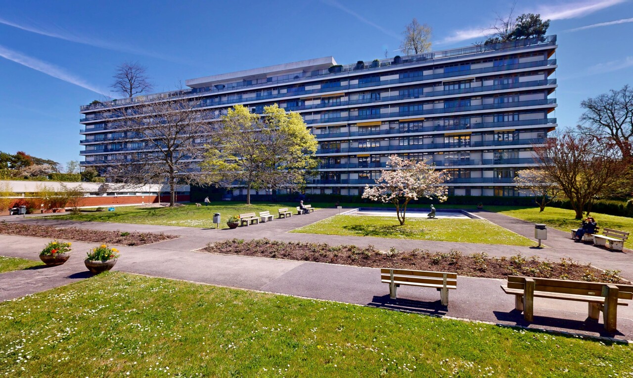 außenansicht mit day time, blick auf wohnanlage, apartment complex view, und from community