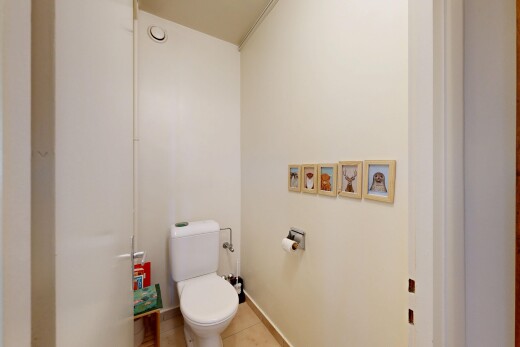 salle de bains avec toilette, inside property, cloison sèche, drywall, et plinthes murales