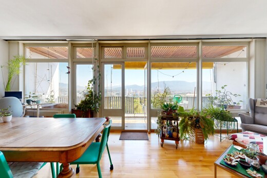 salon / salle à manger avec sol en finition bois, wood finish floor, lumière naturelle, natural light, et vue sur la montagne