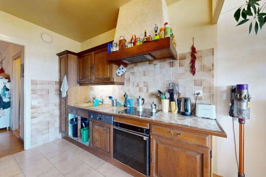 cuisine avec wood edge countertops, hotte, four, tile floor, et sol en carrelage