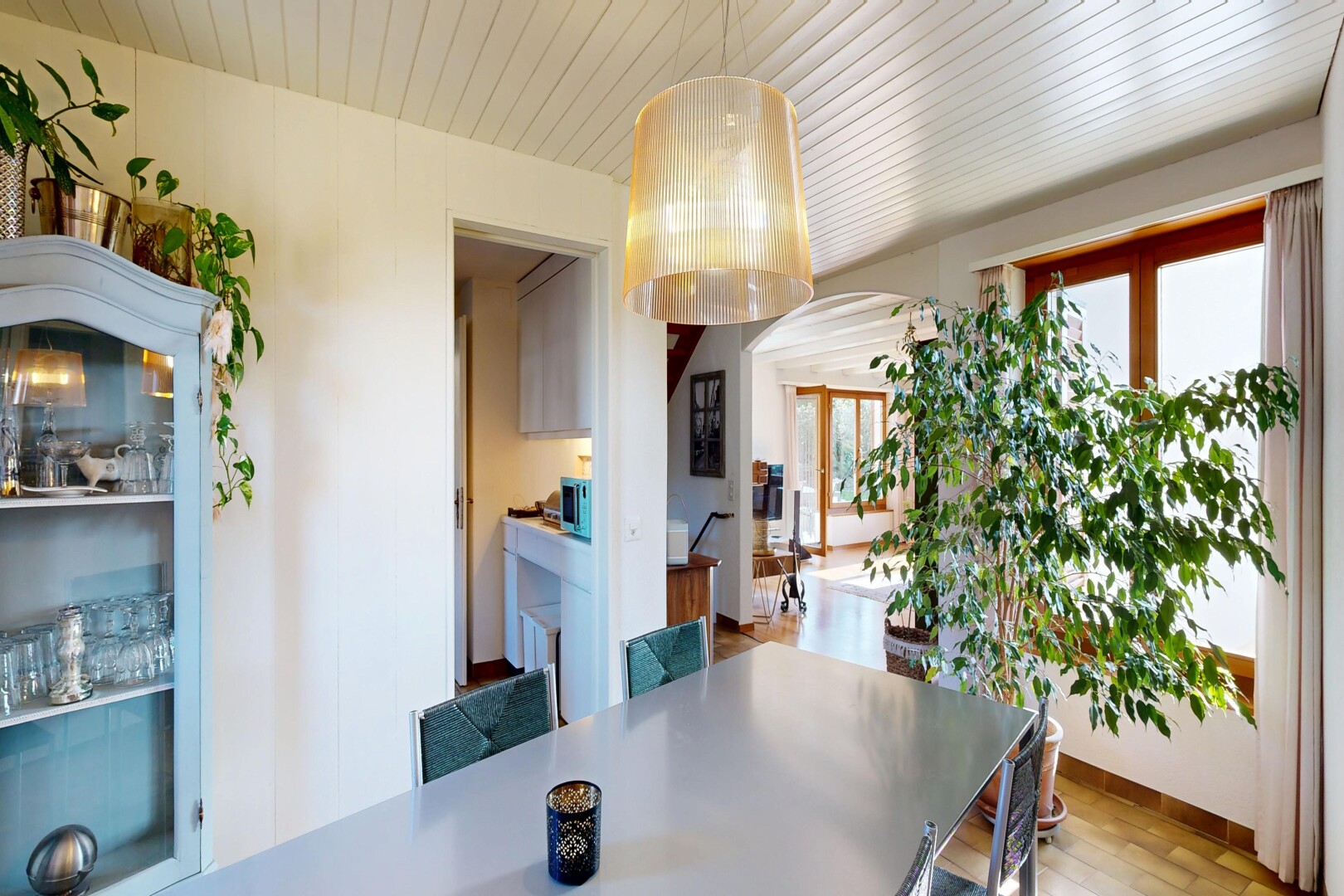salle à manger avec lumière naturelle, natural light, inside property, sol en finition bois, et wood finish floor