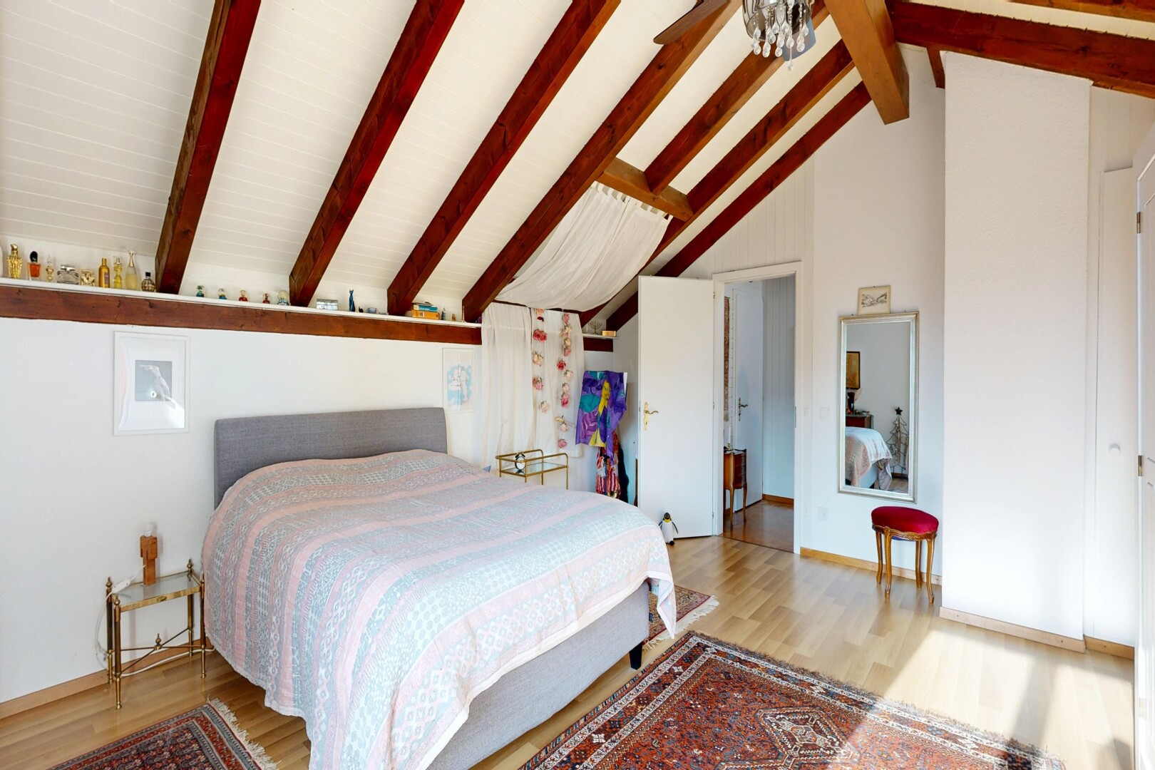 chambre avec sol en finition bois, wood finish floor, plafond à poutres, beamed ceiling, et inside property