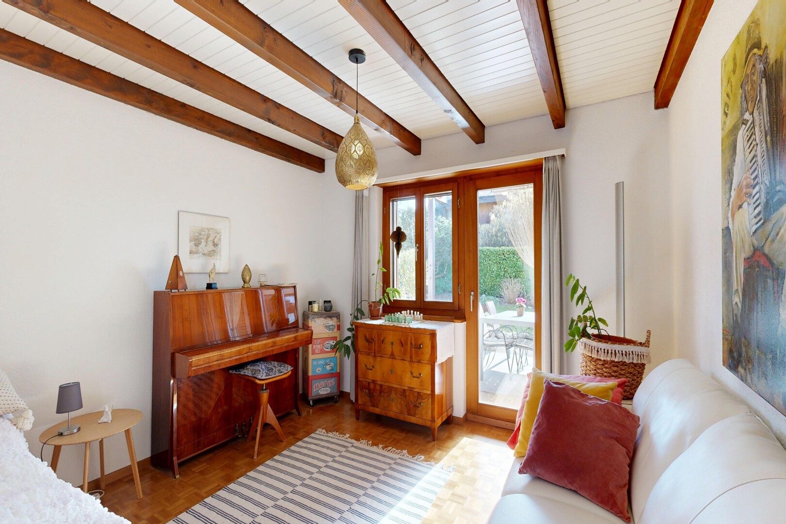 salon avec sol en finition bois, wood finish floor, inside property, cloison sèche, et drywall