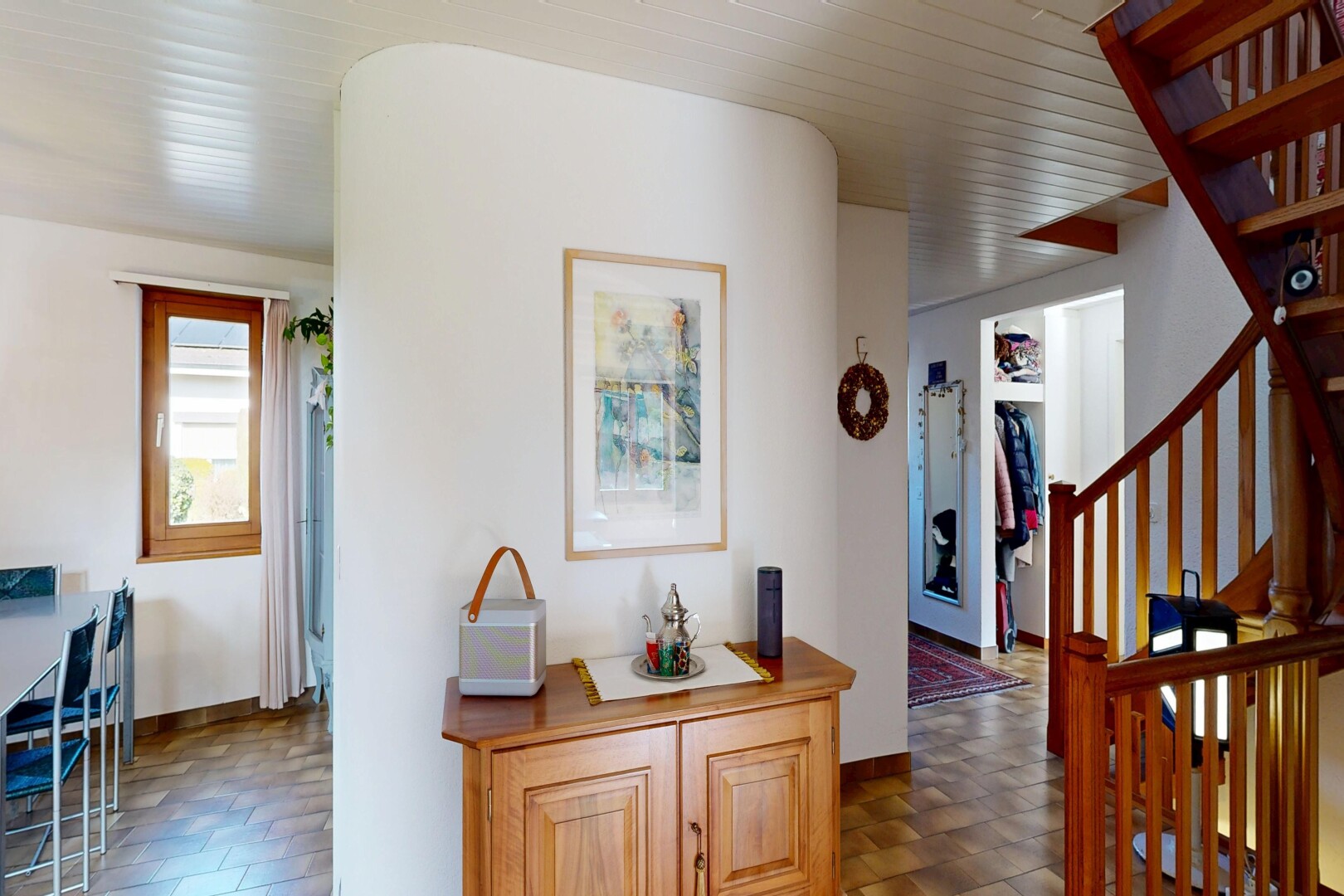 couloir avec escaliers, natural light, lumière naturelle, inside property, et drywall