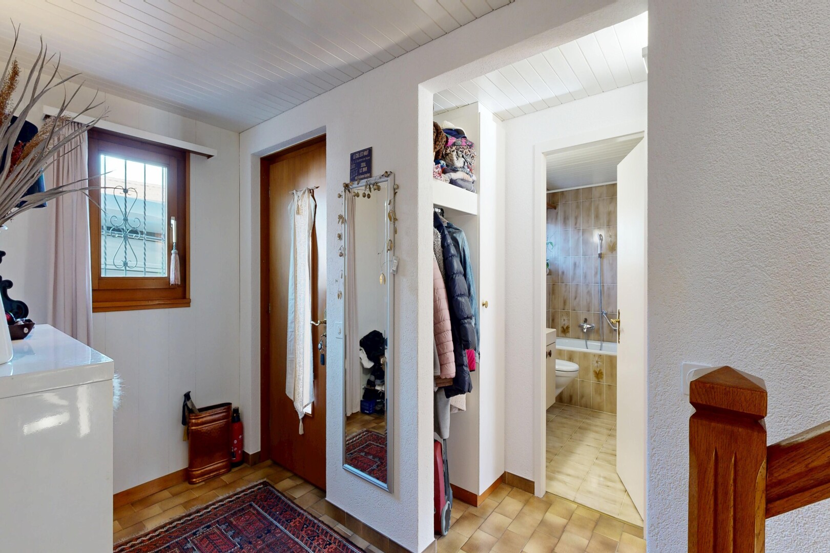 couloir avec lave-linge et sèche-linge, inside property, lumière naturelle, natural light, et light floor