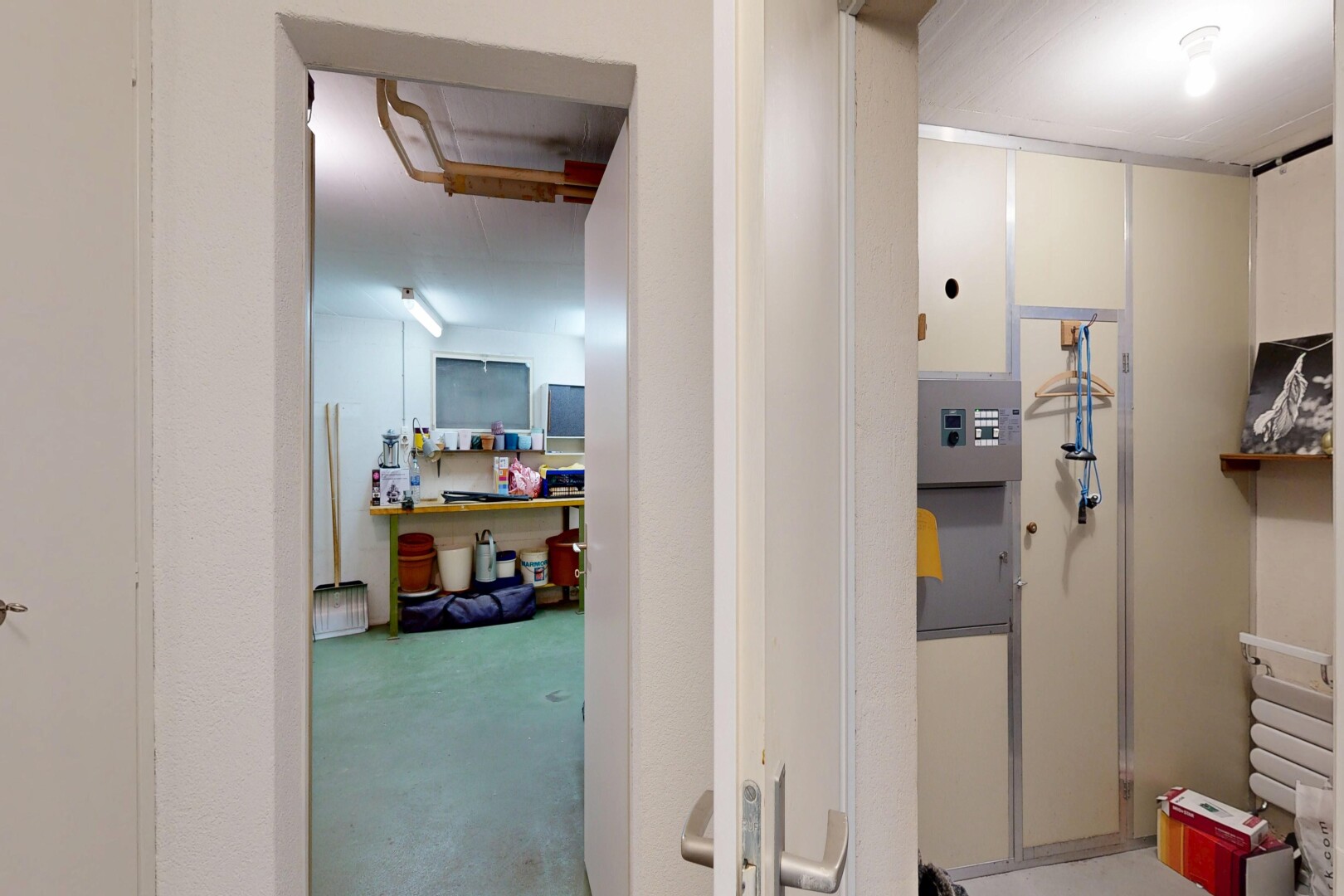 salle de bains avec inside property, cloison sèche, et drywall