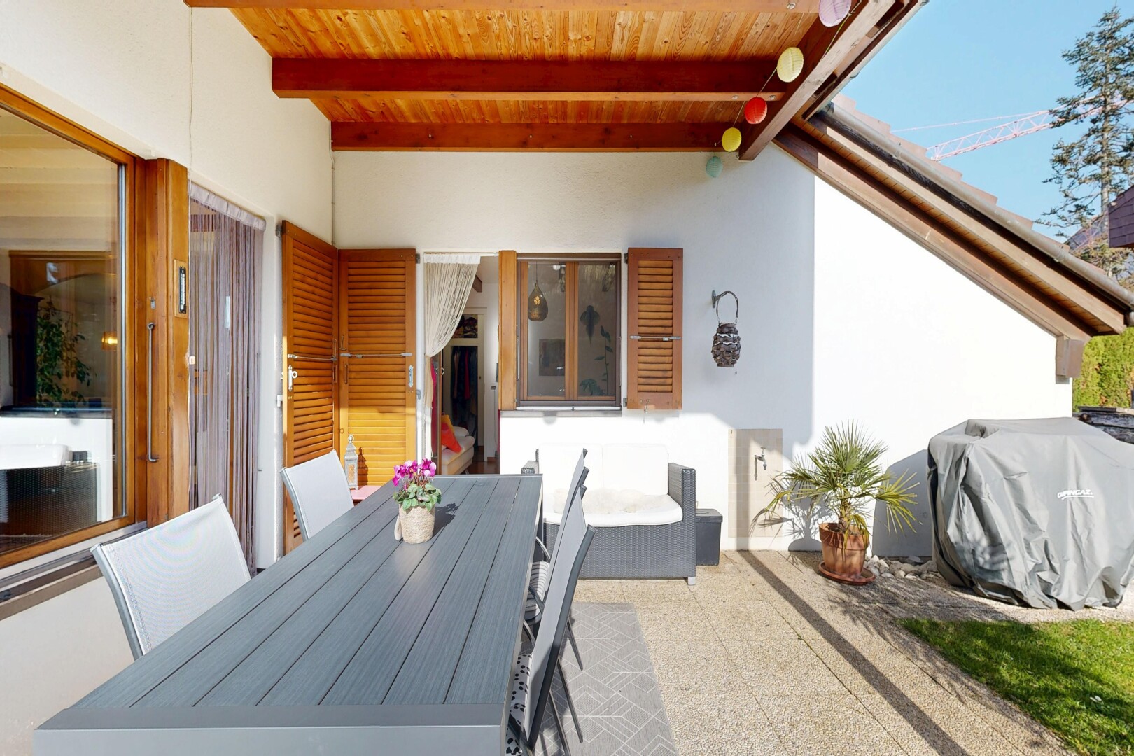 terrasse avec coin repas extérieur, from property, day time, virtually staged, et gril