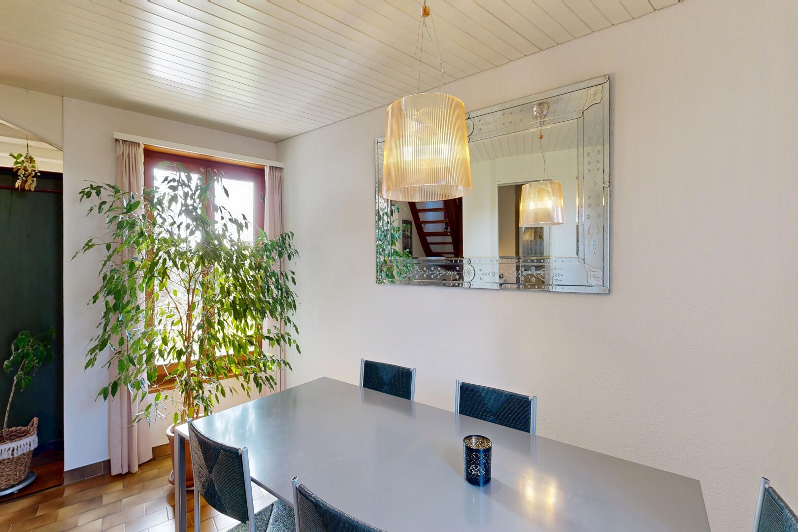 salle à manger avec lumière naturelle, natural light, inside property, cloison sèche, et drywall