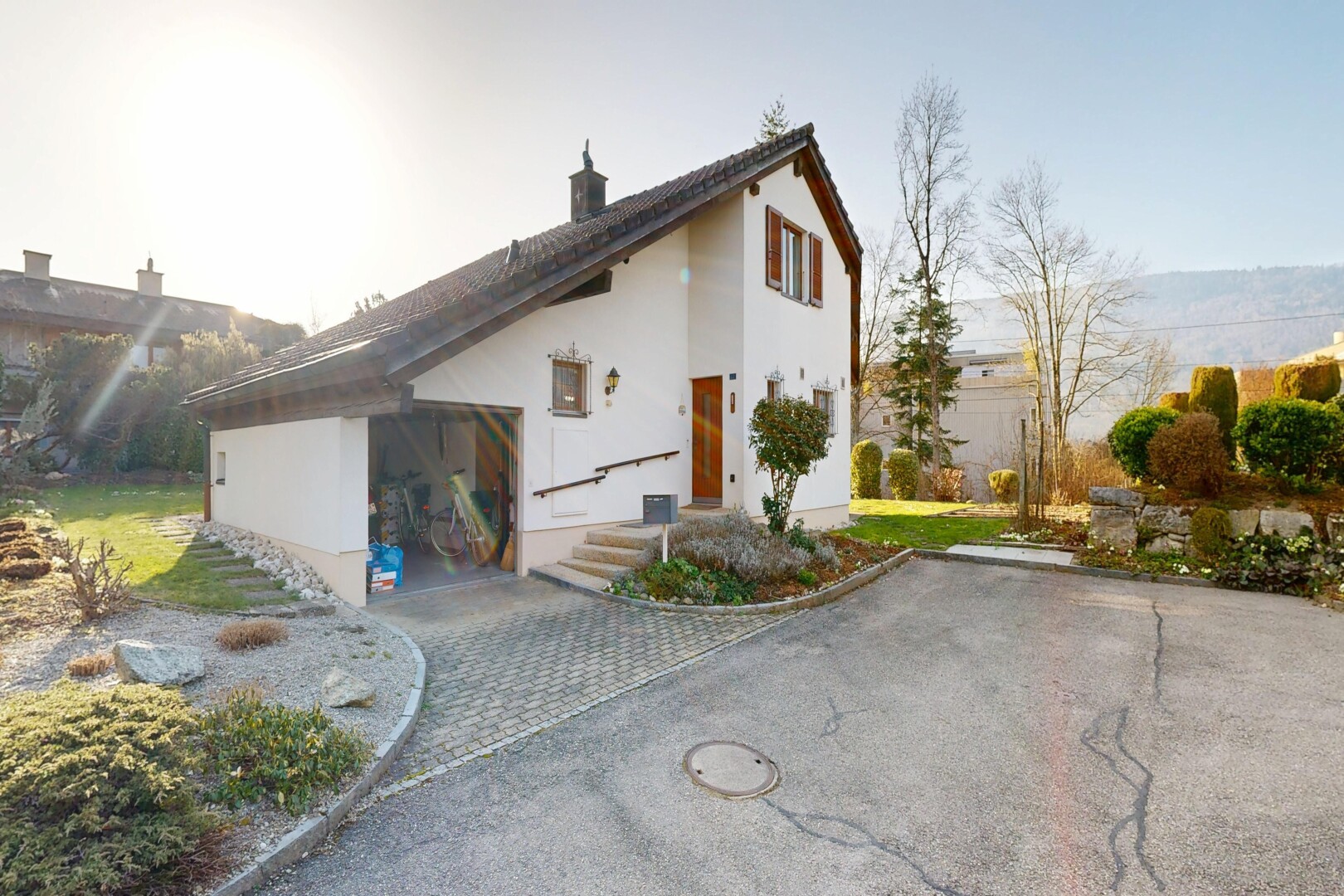 façade avec bardage en stuc, cheminée, et property visible