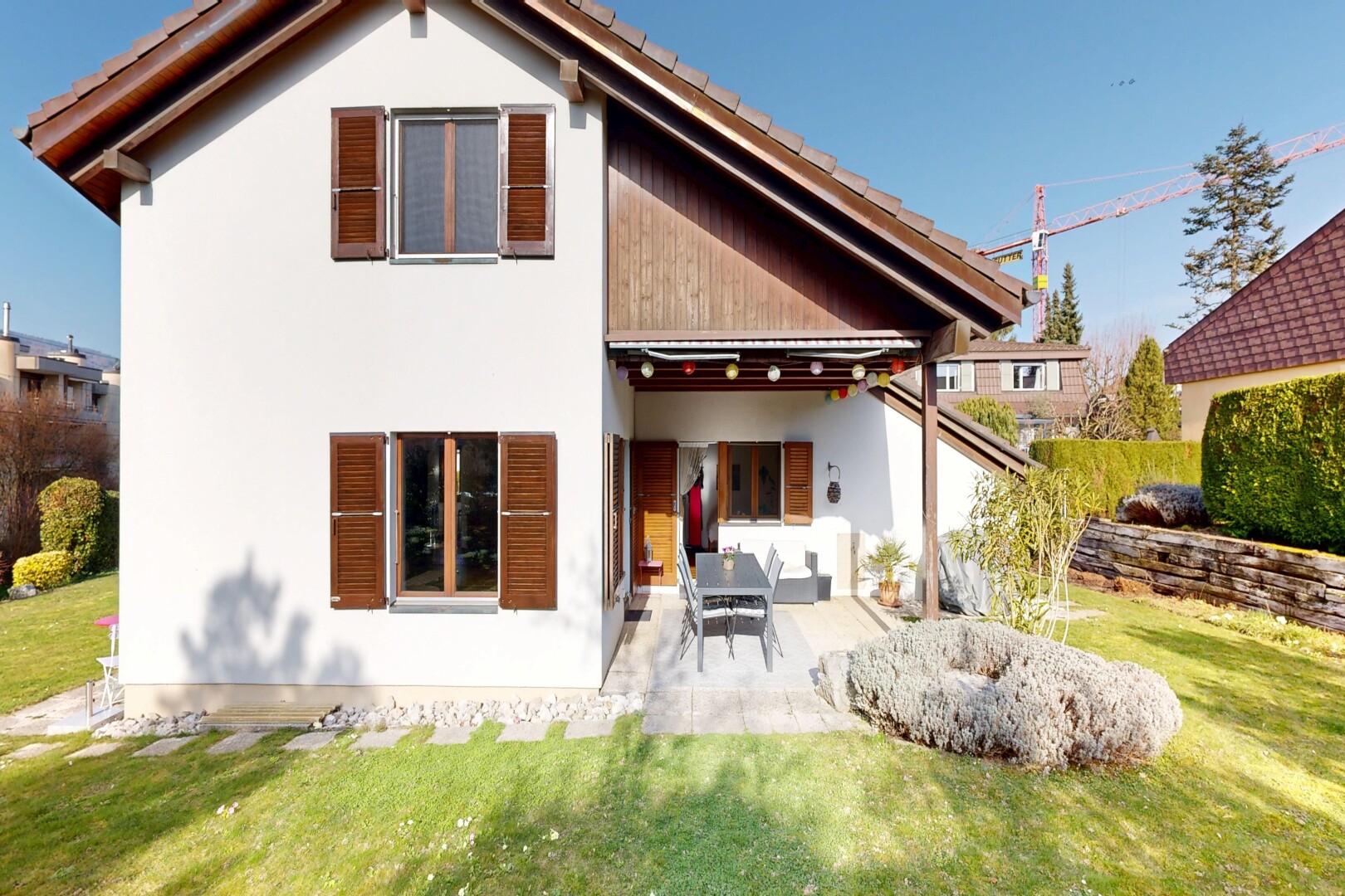 façade avec pelouse, terrasse, property visible, day time, et bardage en stuc