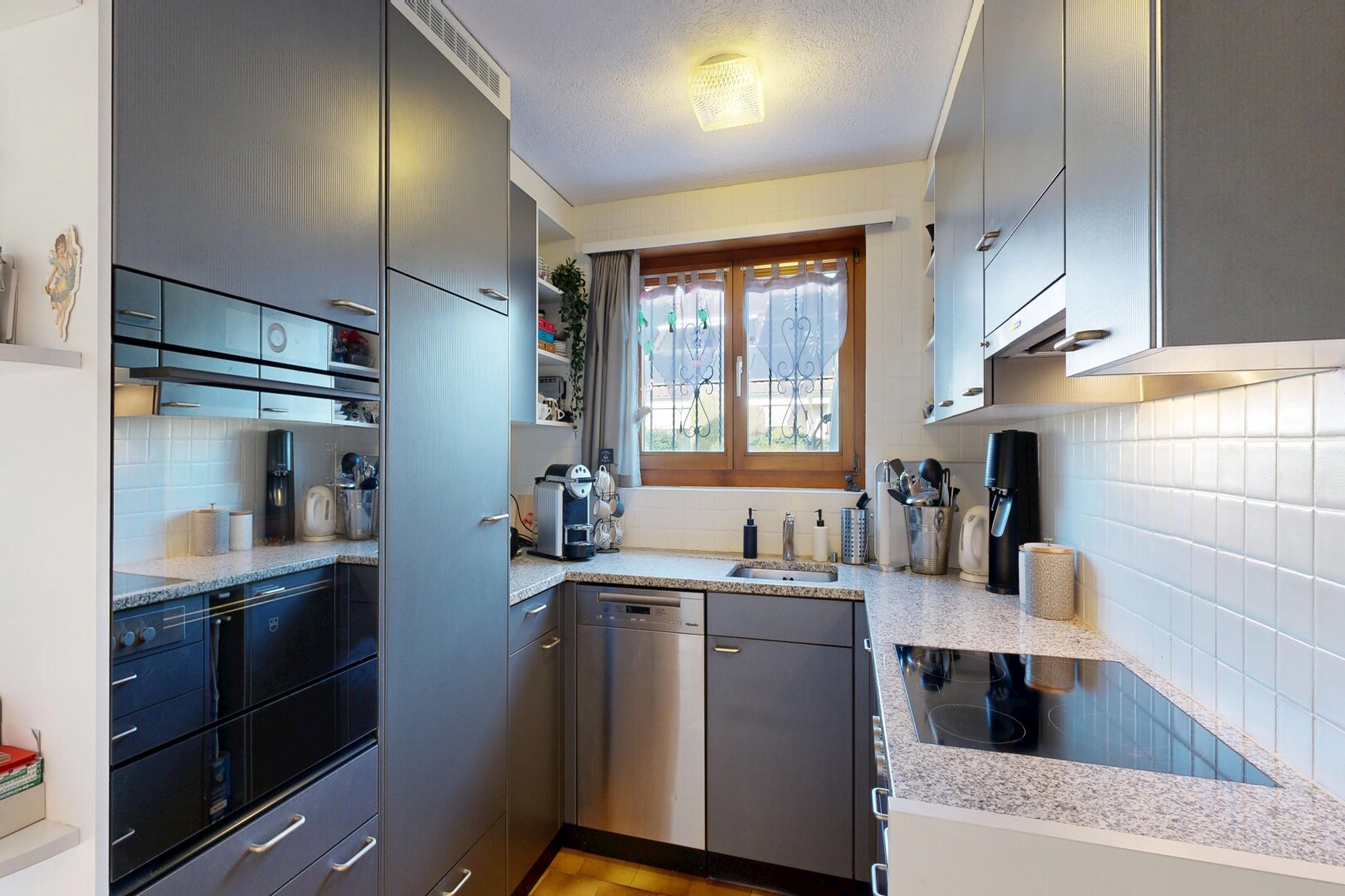 cuisine avec light countertops, plaque de cuisson, inside property, backsplash, et dosseret