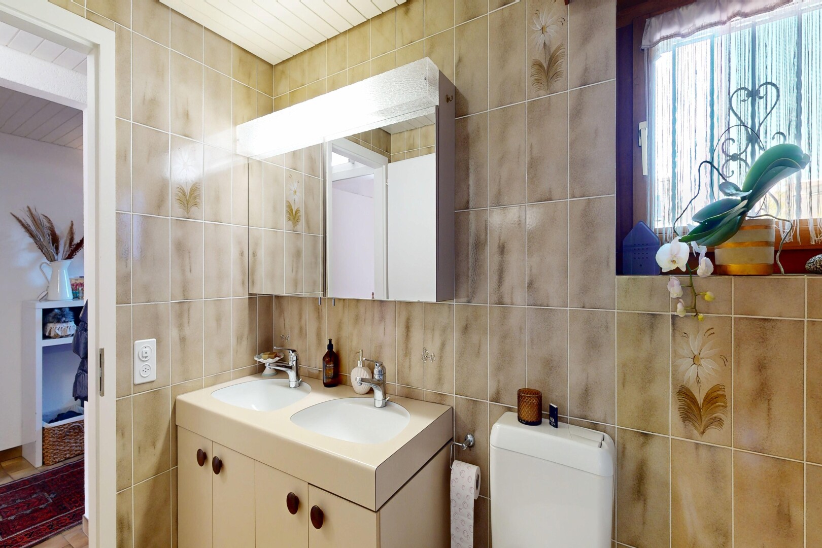 salle de bains avec double vasque, miroir, inside property, toilette, et évier