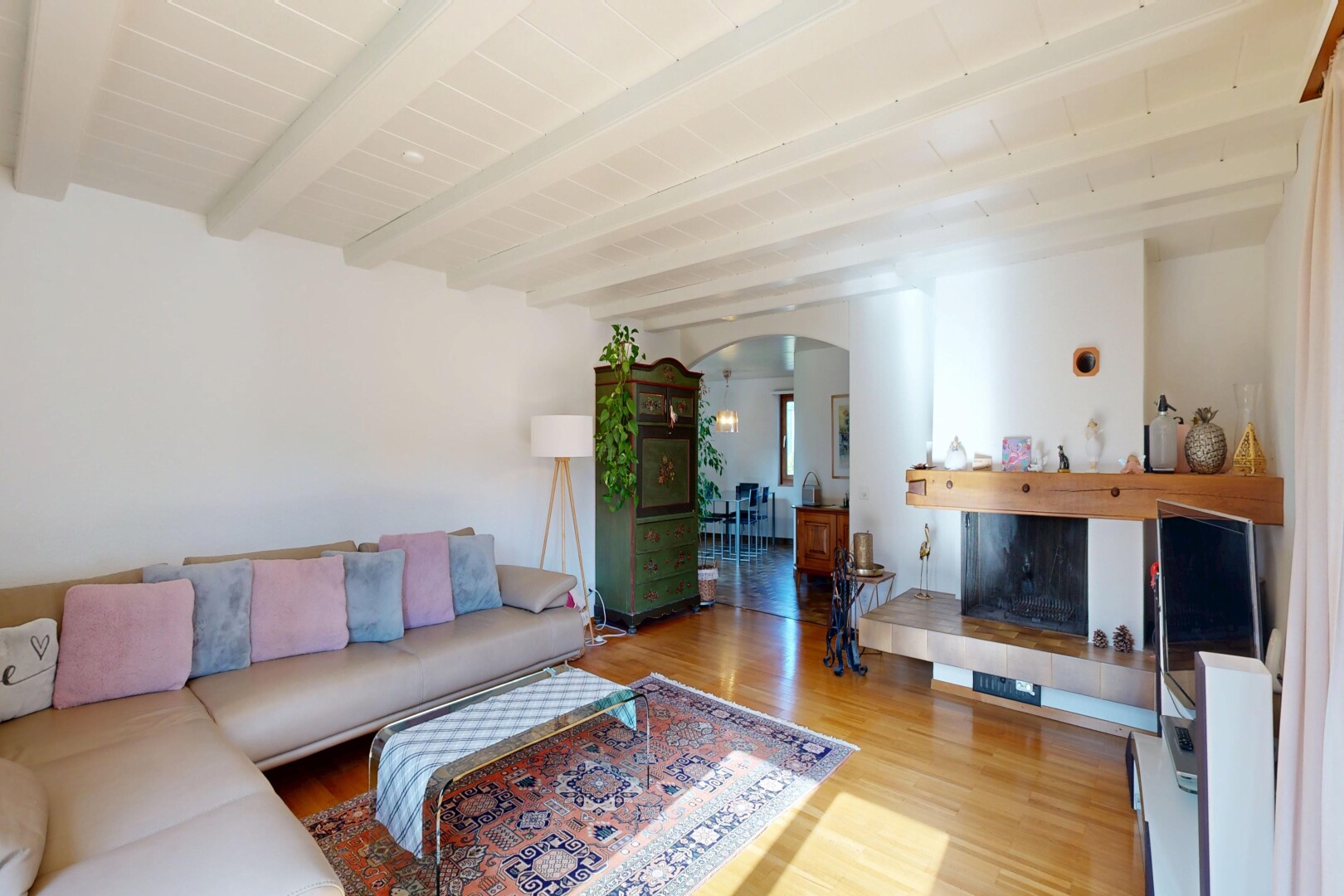 salon avec passages en arc, inside property, sol en finition bois, wood finish floor, et cloison sèche