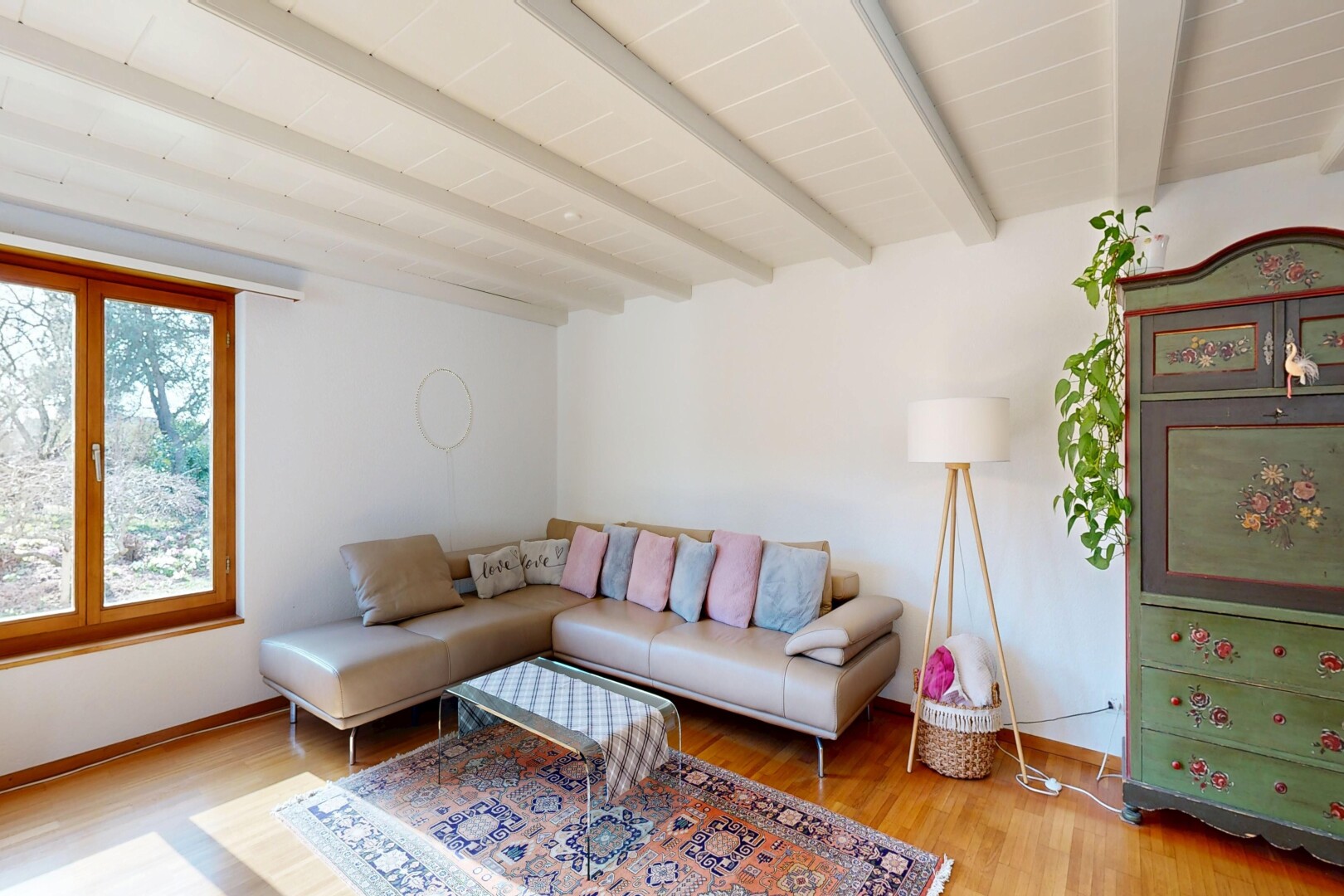 salon avec inside property, cloison sèche, drywall, lumière naturelle, et natural light