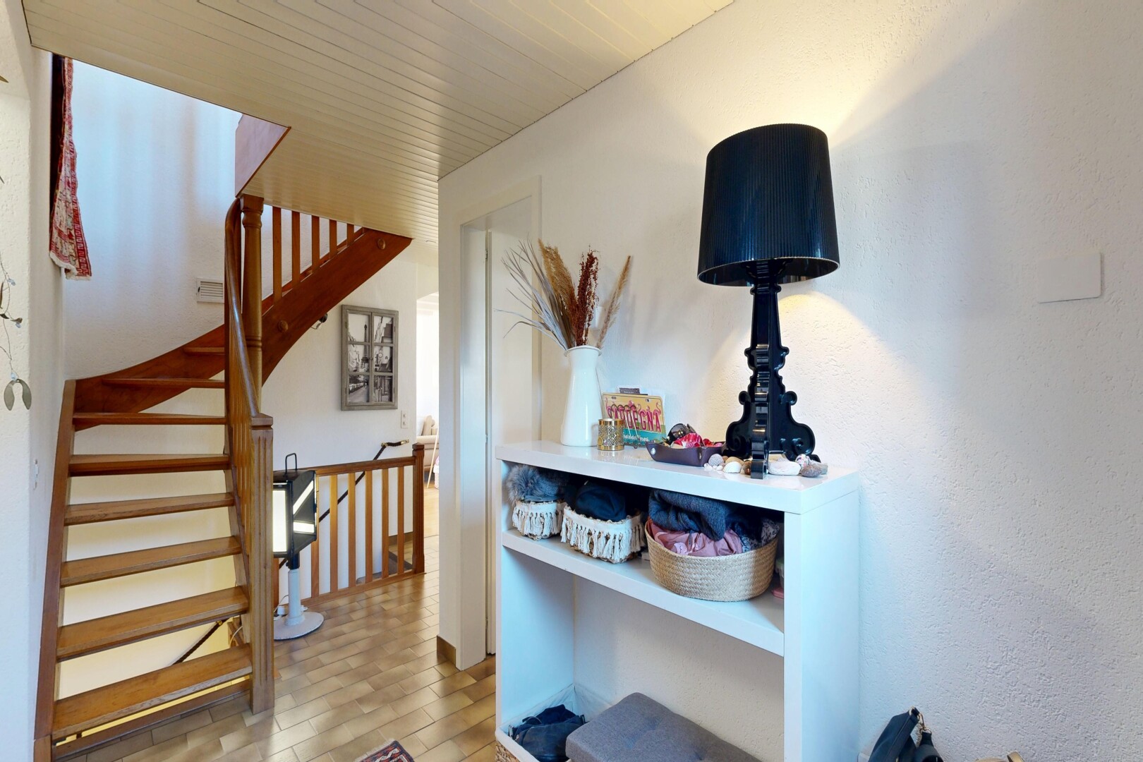 escaliers avec inside property, sol en finition bois, wood finish floor, et escaliers