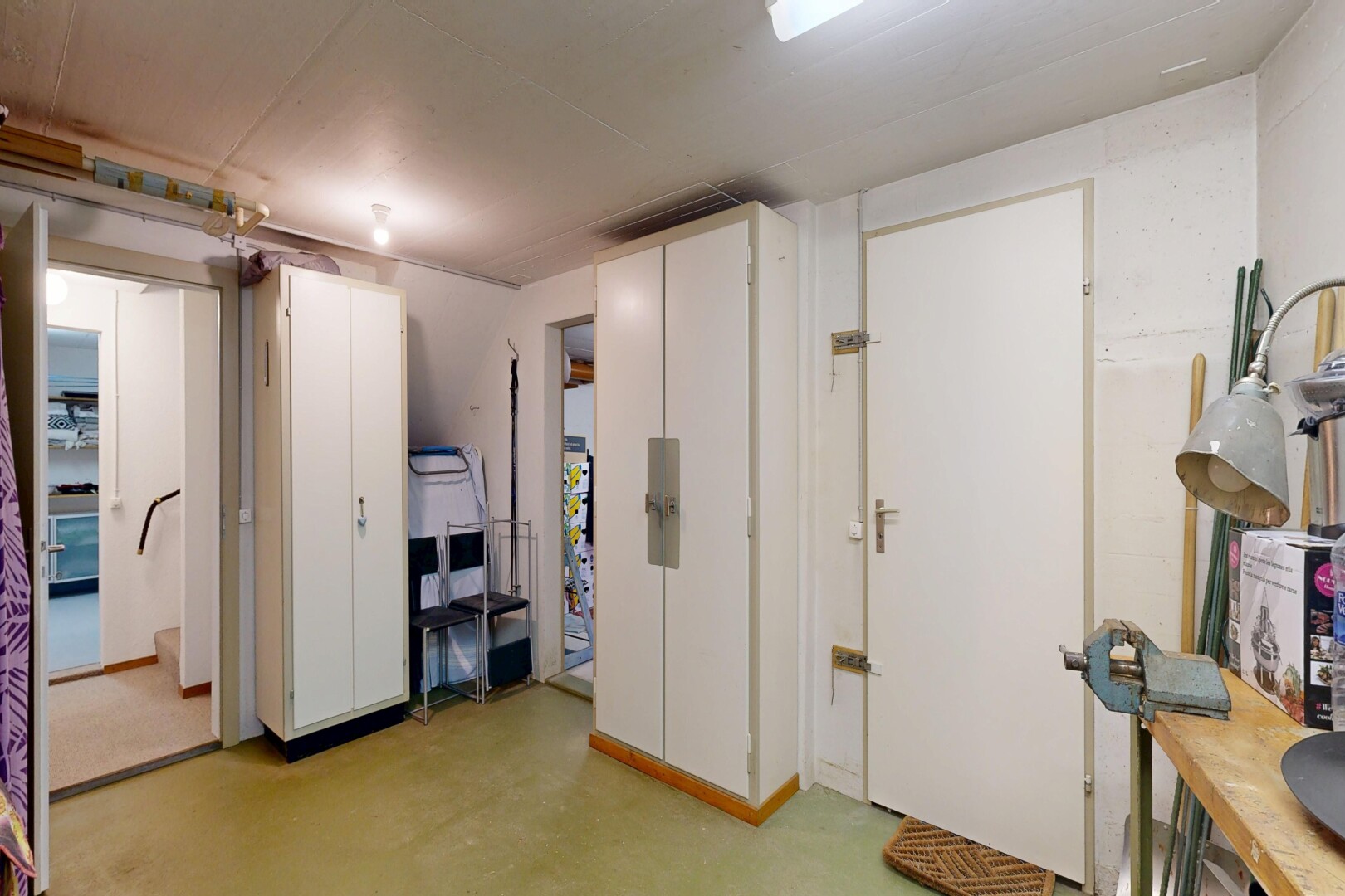 chambre avec light floor, inside property, cloison sèche, drywall, et sol en béton