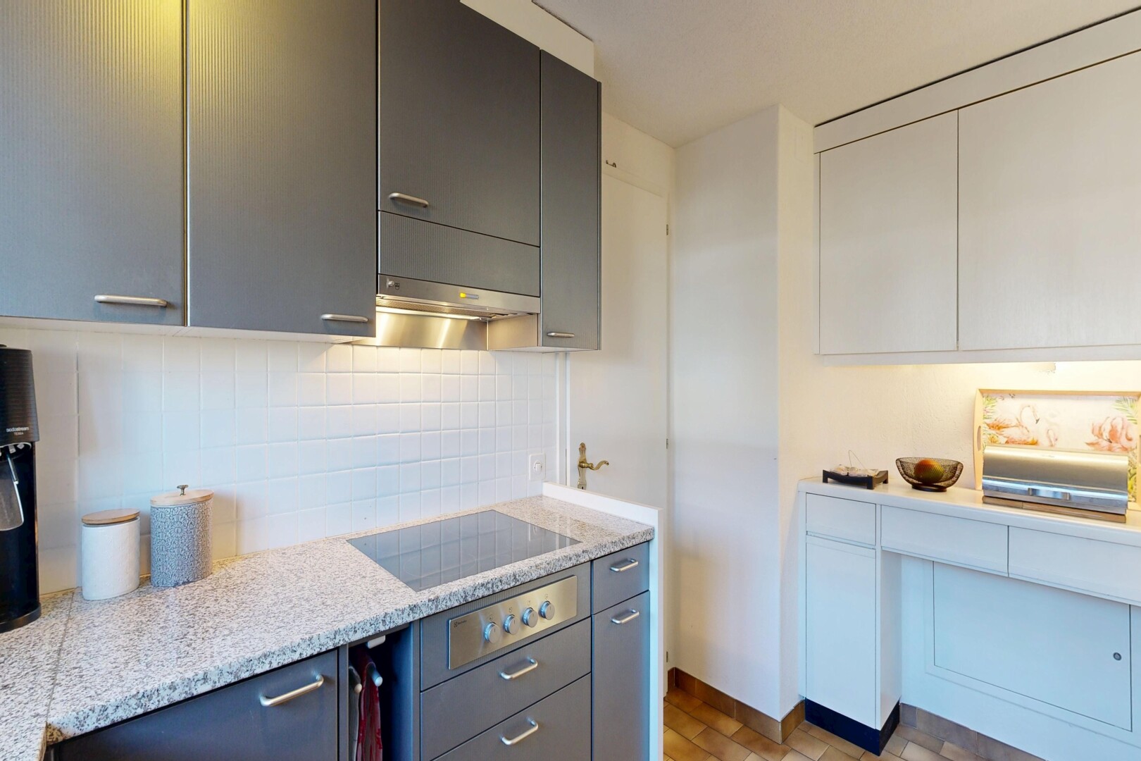 cuisine avec light countertops, inside property, plans de travail en pierre, stone countertops, et dosseret